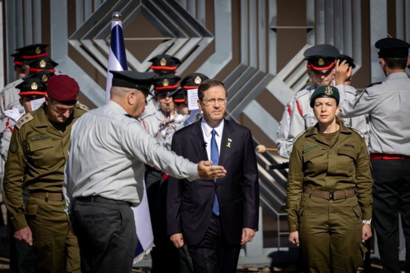 תזמורת צה"ל על א', הרמטכ"ל והמזכצ"ית על ב' (יונתן זינדל/פלאש90)