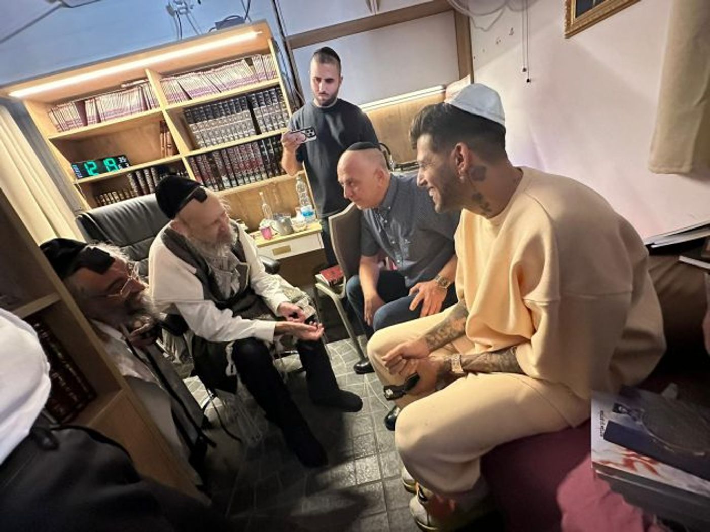 מתקרב לדת? הזמר נצפה בביתו של המקובל מטבריה