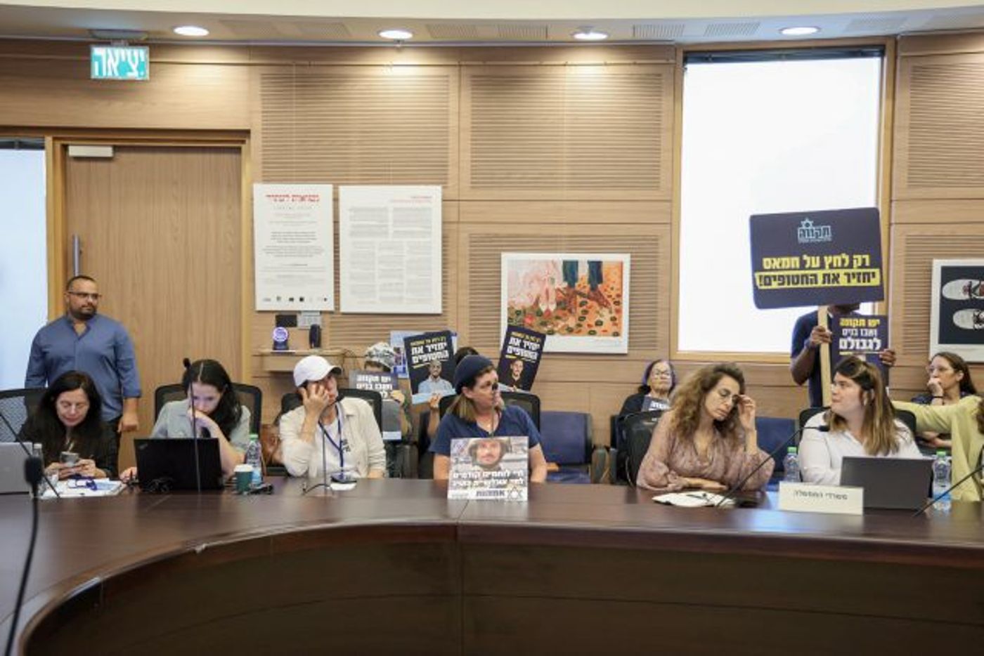 בת החטוף: "הבית מטונף, מצעים לא מוחלפים והכיור מלא"