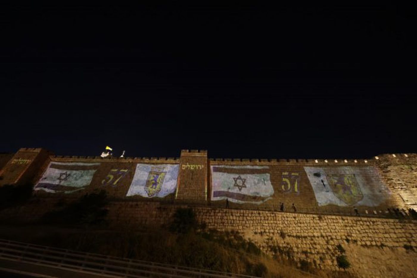 חומות העיר העתיקה הוארו הערב בדגל ישראל (צחי קראוס)