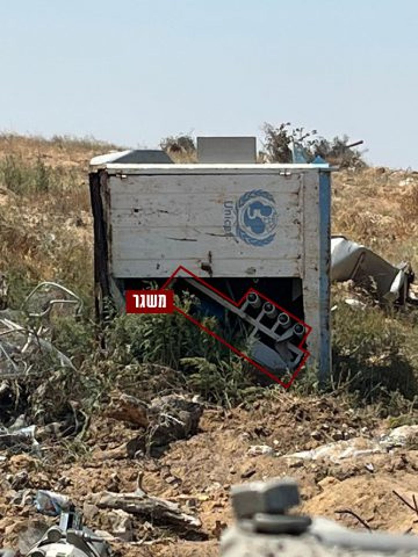 משגר מרגמה שאותר בשטח. שימו לב לסמל של האו"ם (דובר צה"ל)