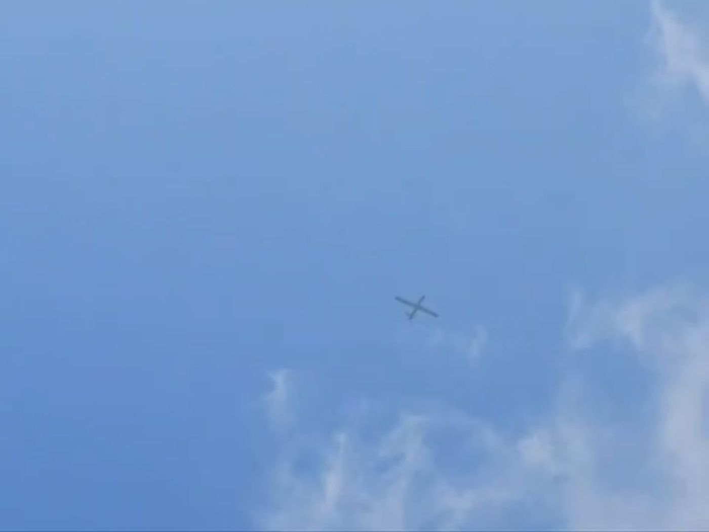 צפו בתיעוד: רחפן חיזבאללה מעל אזרחים בחוף נהריה