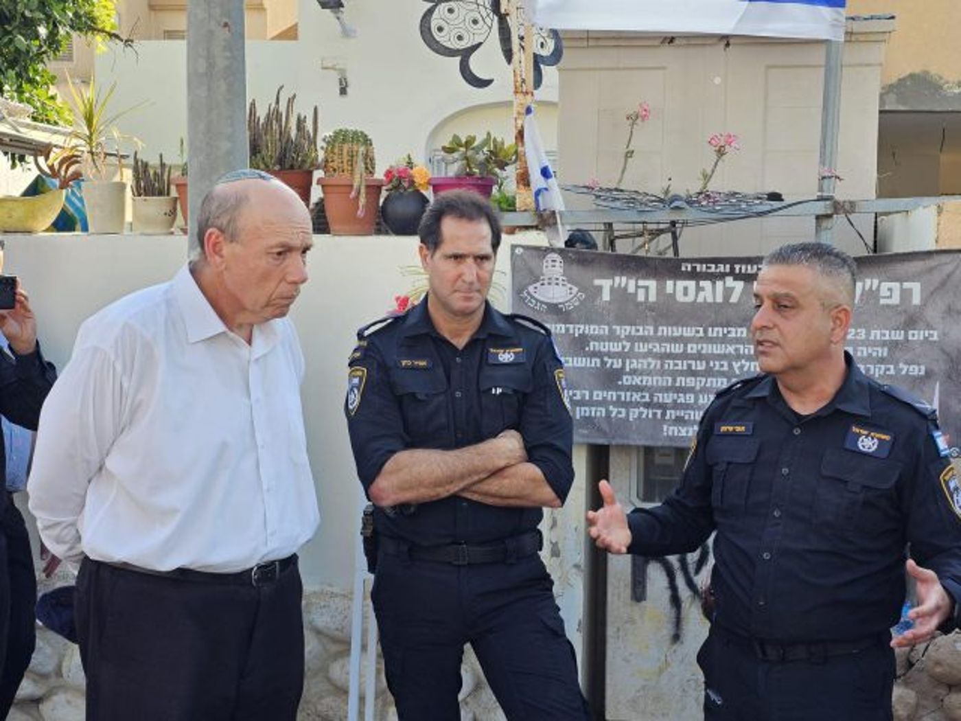 מבקר המדינה יחד עם מפקד מחוז דרום