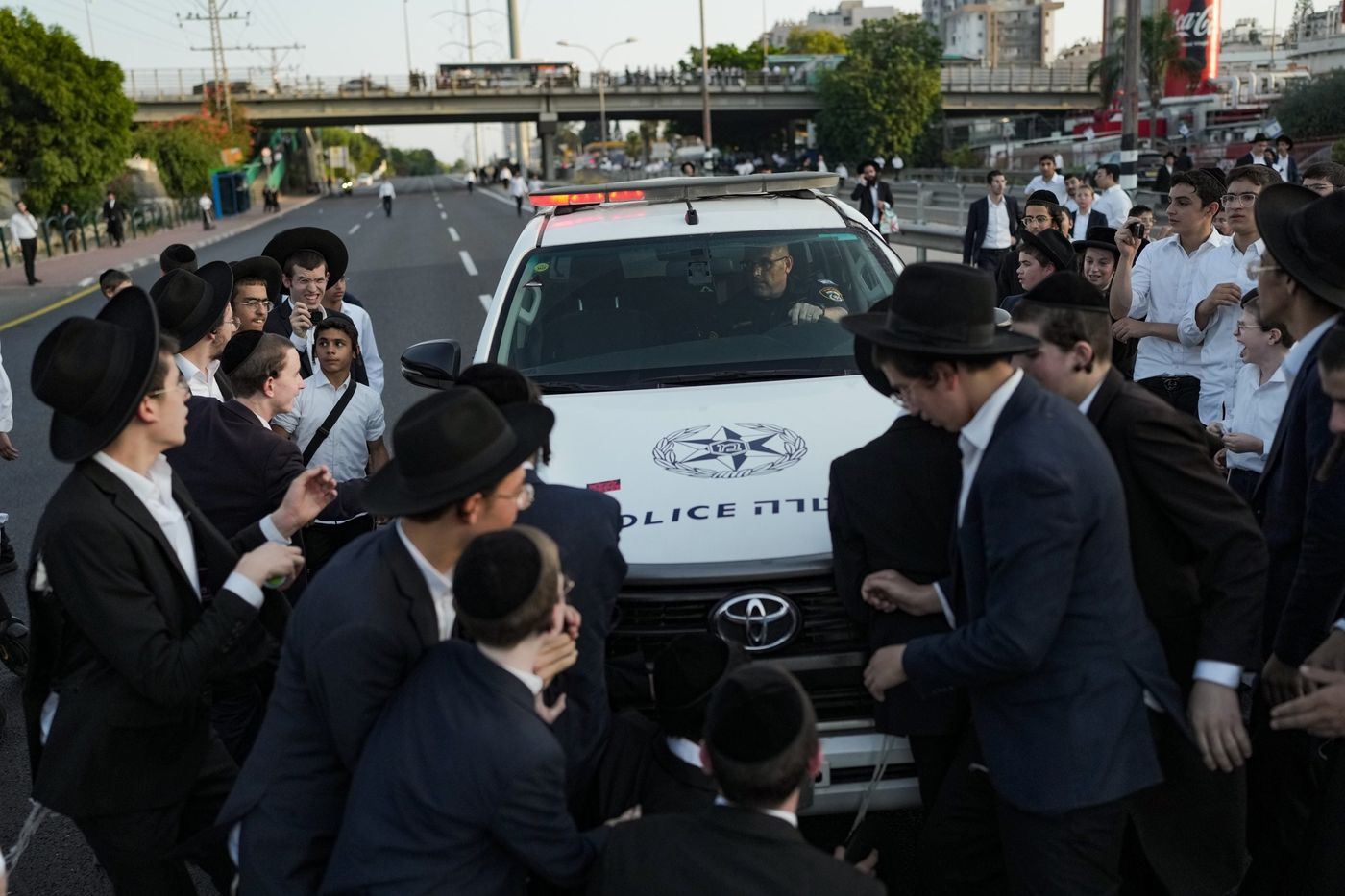 הפגנת החרדים בכביש 4: חוסמים וקוראים נגד שירות בצה"ל