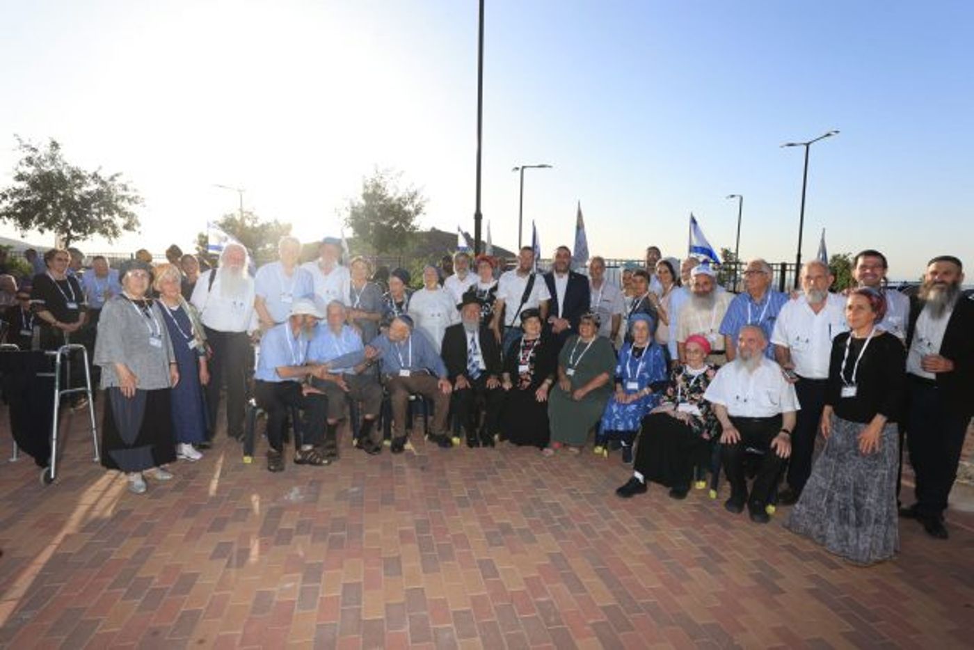 אנשי העליות הראשונות לשומרון, ראשוני גוש אמונים עם ראש מועצת שומרון יוסי דגן (קרדיט: אליחי מנחם)