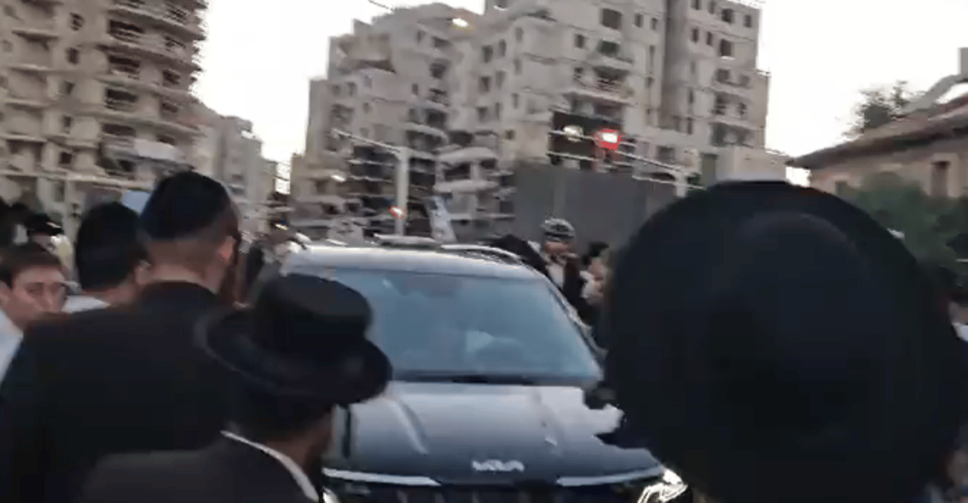 עשרות חרדים תקפו את רכבו של גולדקנופף. צפו