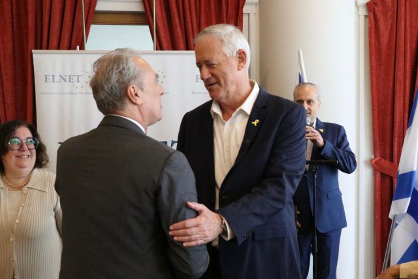 גנץ לשגרירי אירופה: לבנון הולכת לשלם מחיר בקרוב