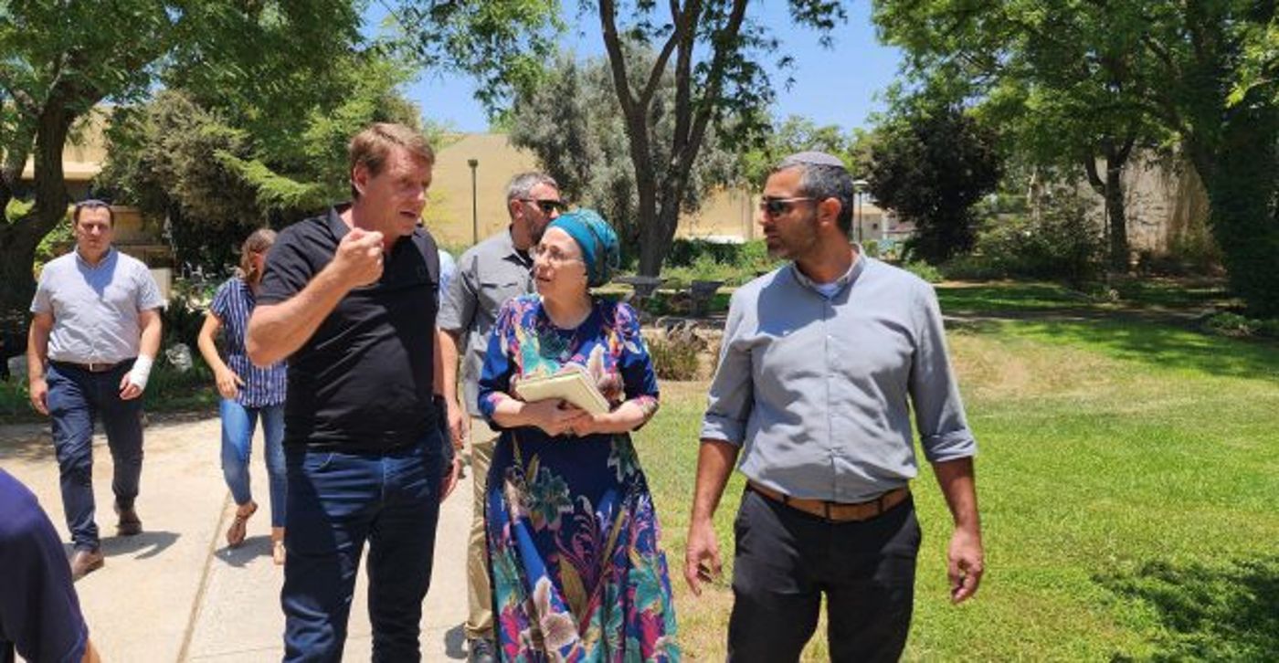 השרה סטרוק בסיור בקיבוץ אלומים