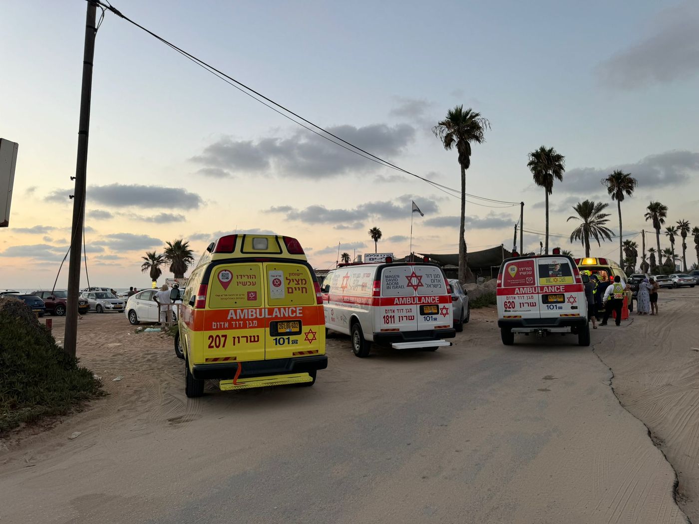 טביעה בחוף מכמורת: שניים פונו במצב קשה