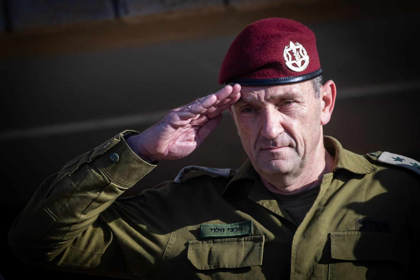 למה בכירי צה"ל לובשים רק מדי ב'? כי הם החליטו