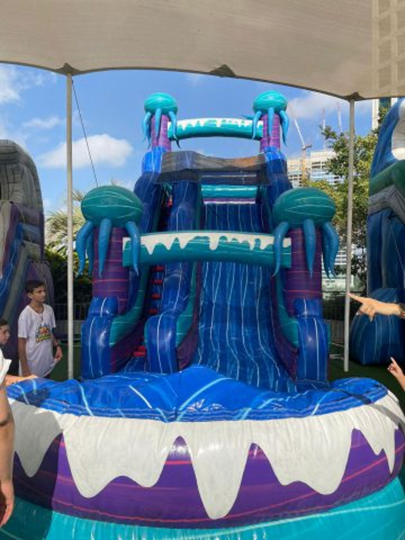 המיניונים עולים לגג – חוויה רטובה ומטריפה לילדים