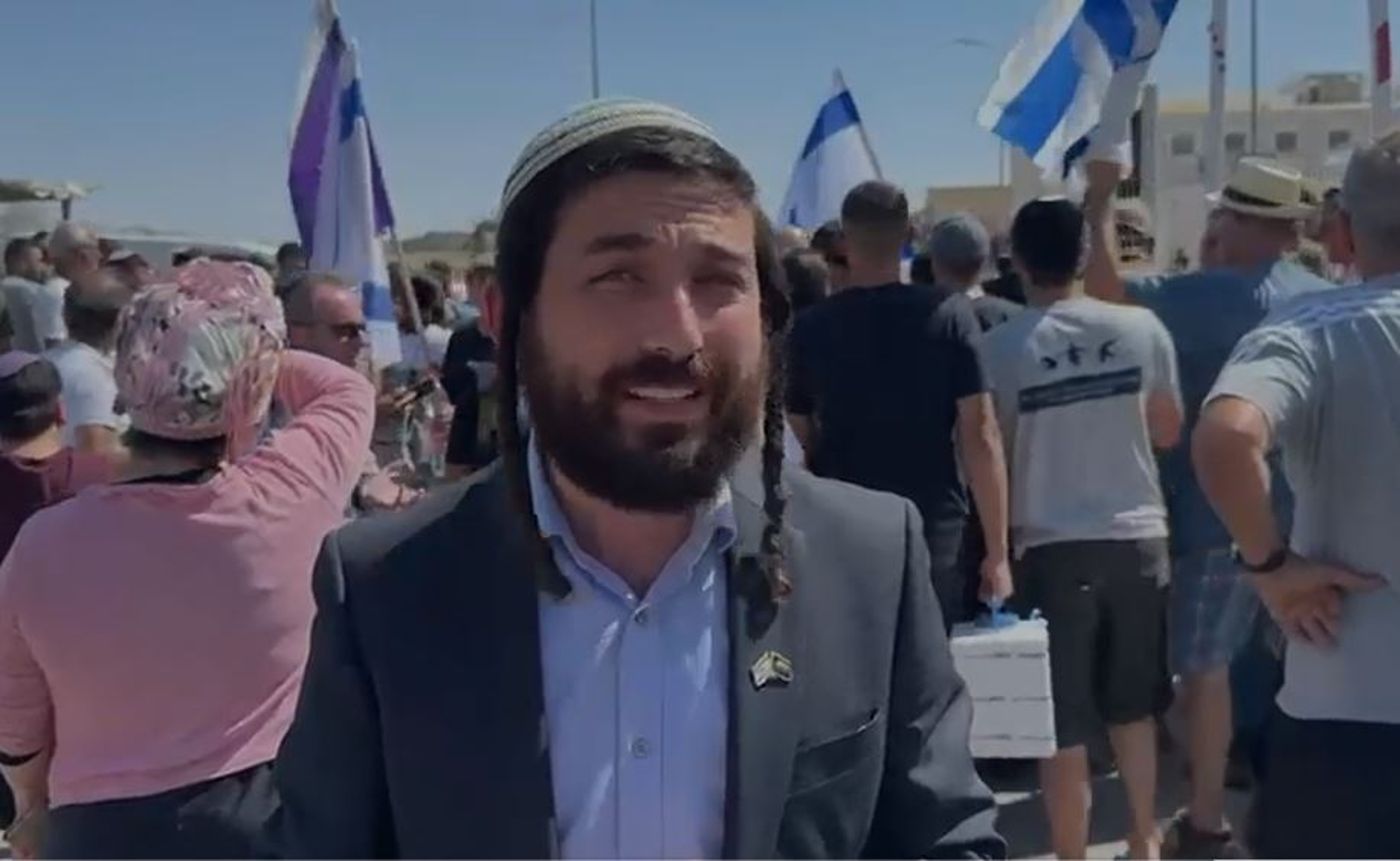 צפו: מאות מפגינים פרצו לבסיס הכליאה שדה תימן