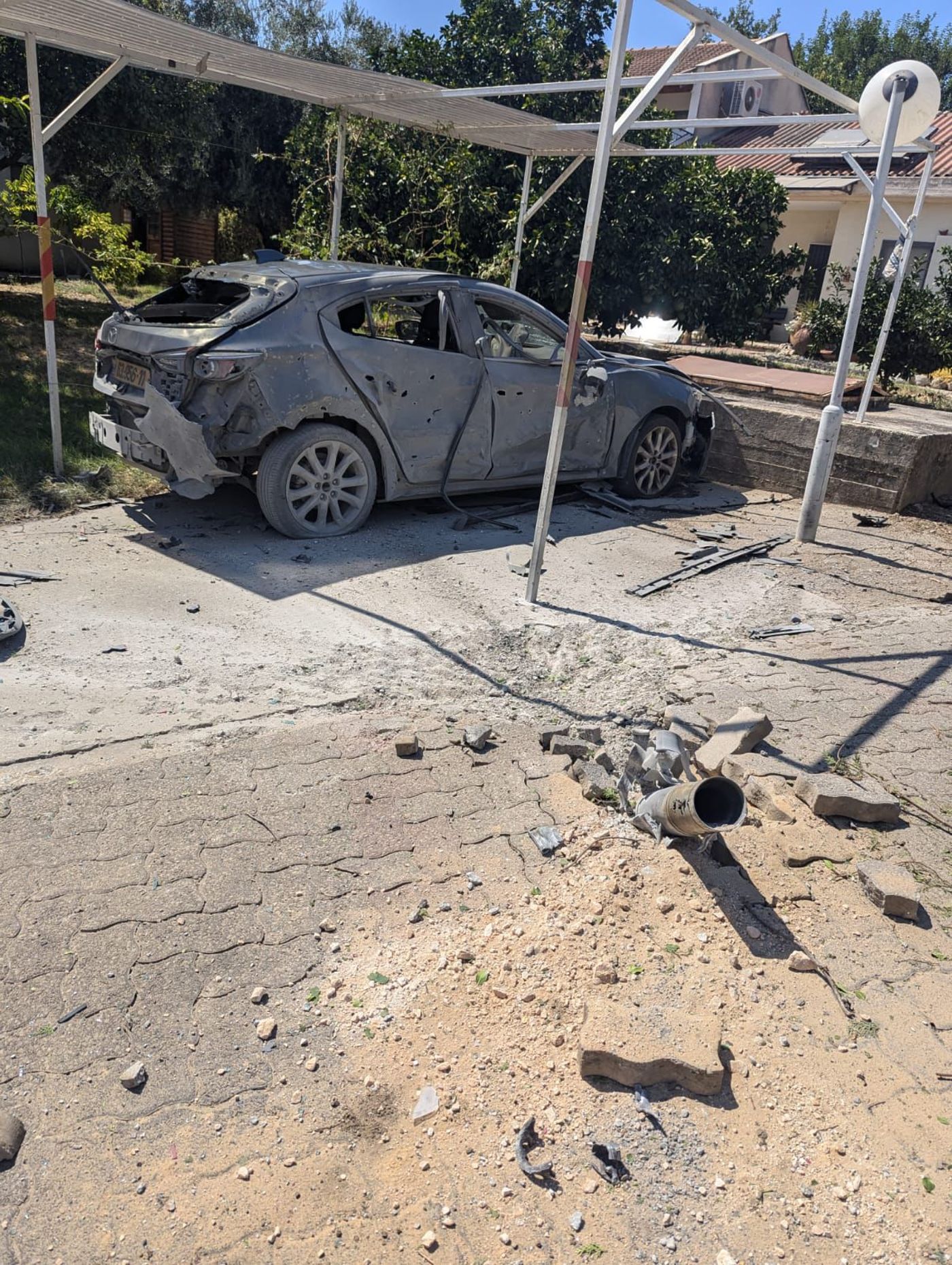תיעוד ראשון: זירת הפגיעה הקטלנית בקיבוץ הגושרים