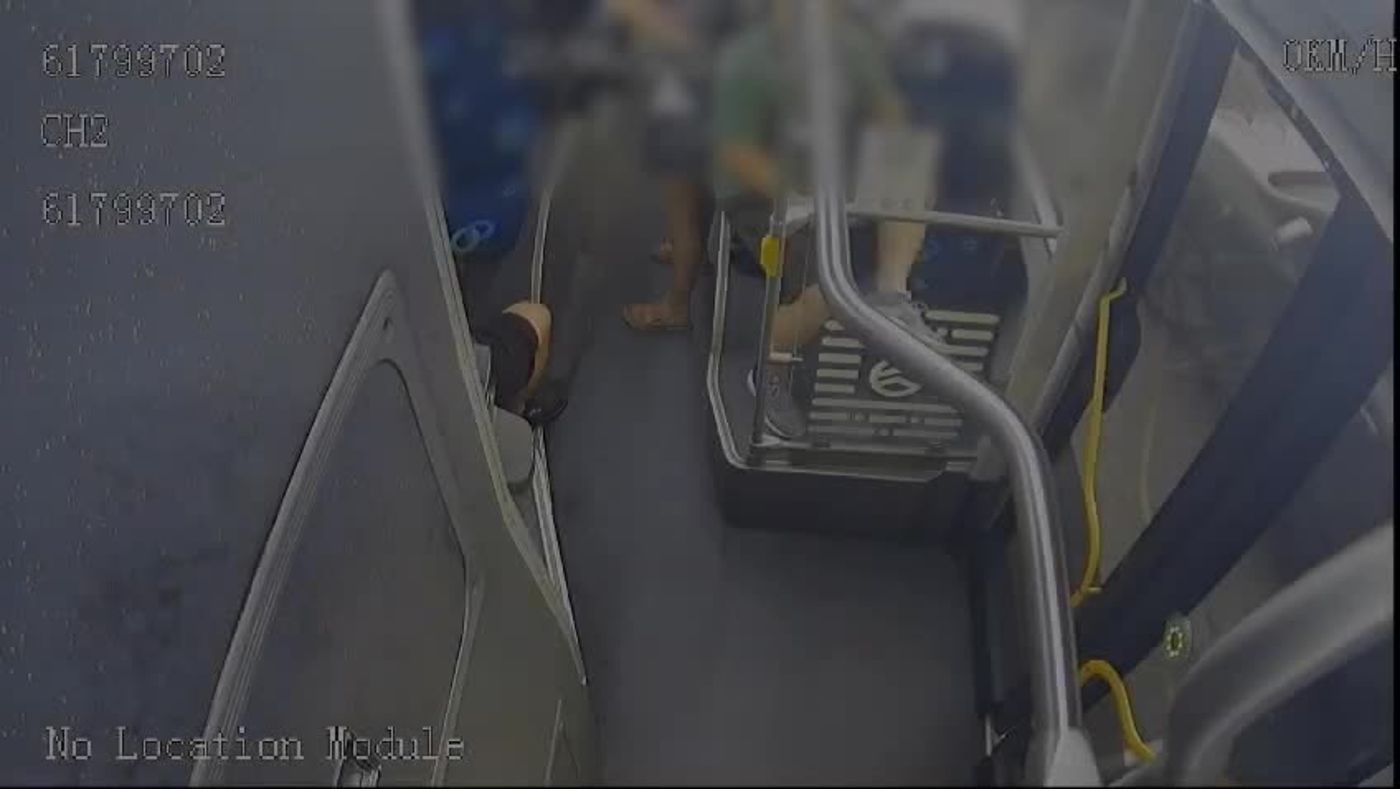 העיר לגבר באוטובוס לסיגריה ובתגובה נדקר. צפו