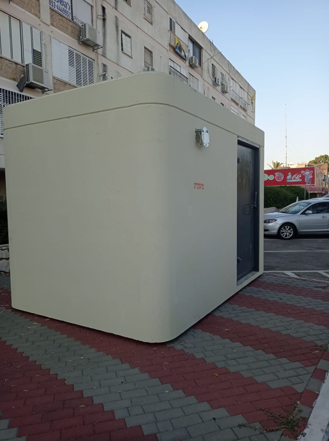 מיגונית שהותקנה לאורך הימים האחרונים, קריית מוצקין.