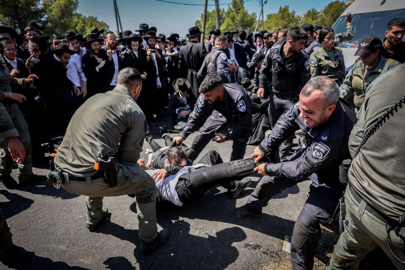 טרגדיה בבני ברק: נער בן 13 התמוטט ומותו נקבע במקום