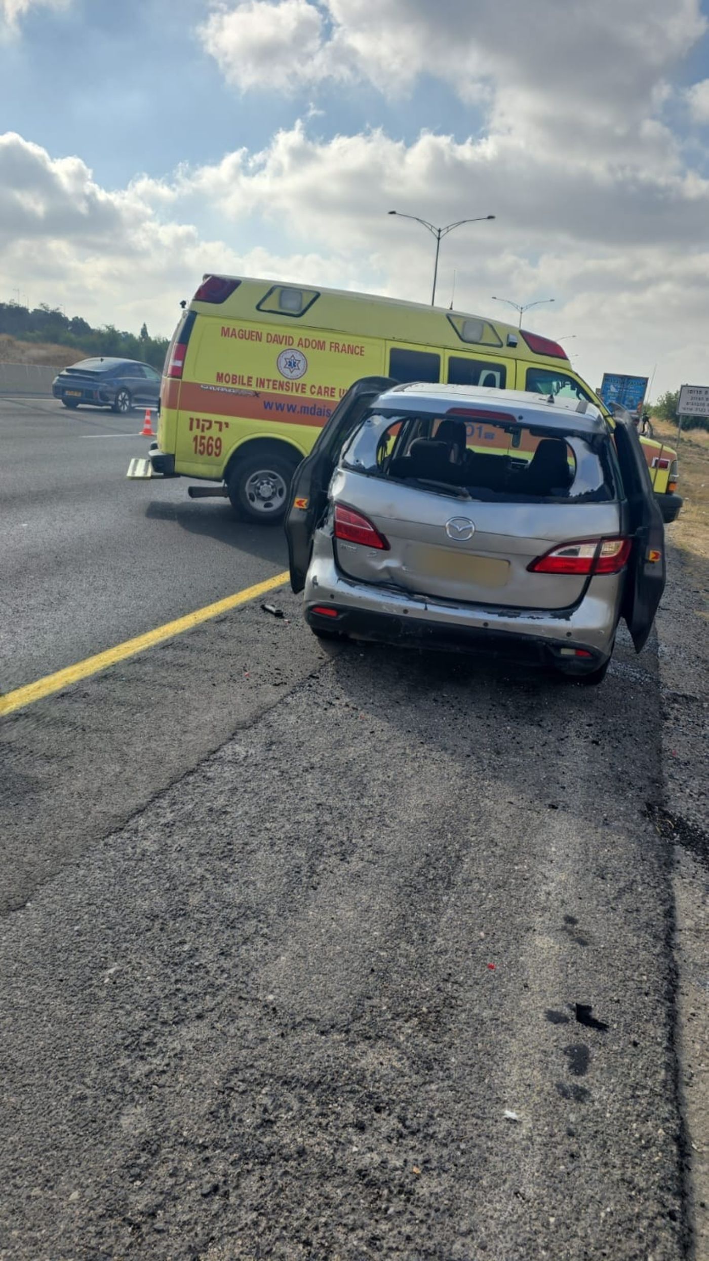 הקטל בדרכים: משאית פגעה באישה שעמדה בצד הכביש, מצבה אנוש