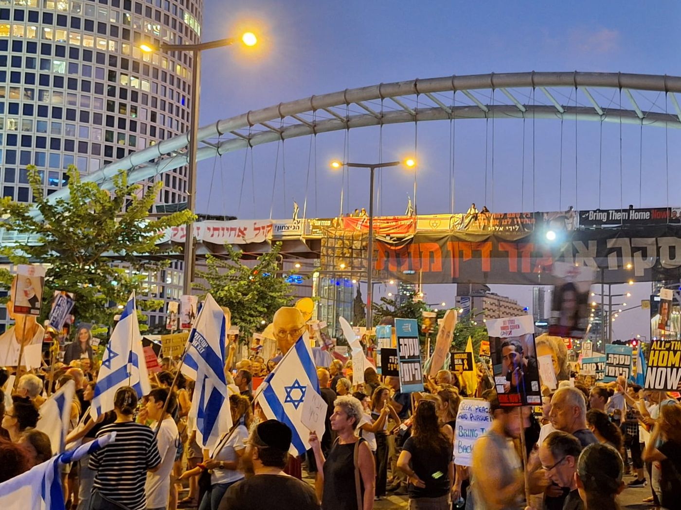 מפגינים חוסמים את עזריאלי: "בלי עסקה, נחסום את המדינה"