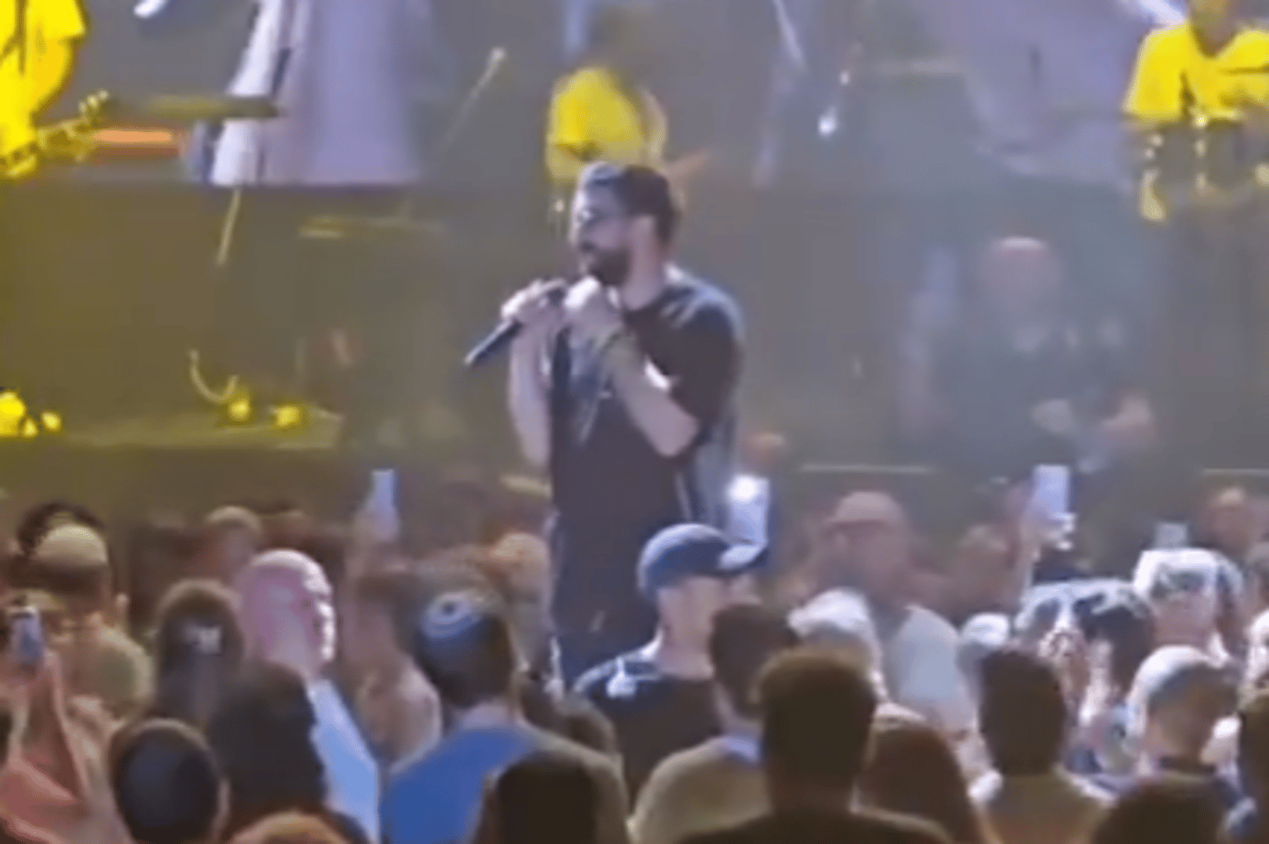 אישתו של חנן בן ארי הגיעה להופעה שלו. צפו ברגע המרגש