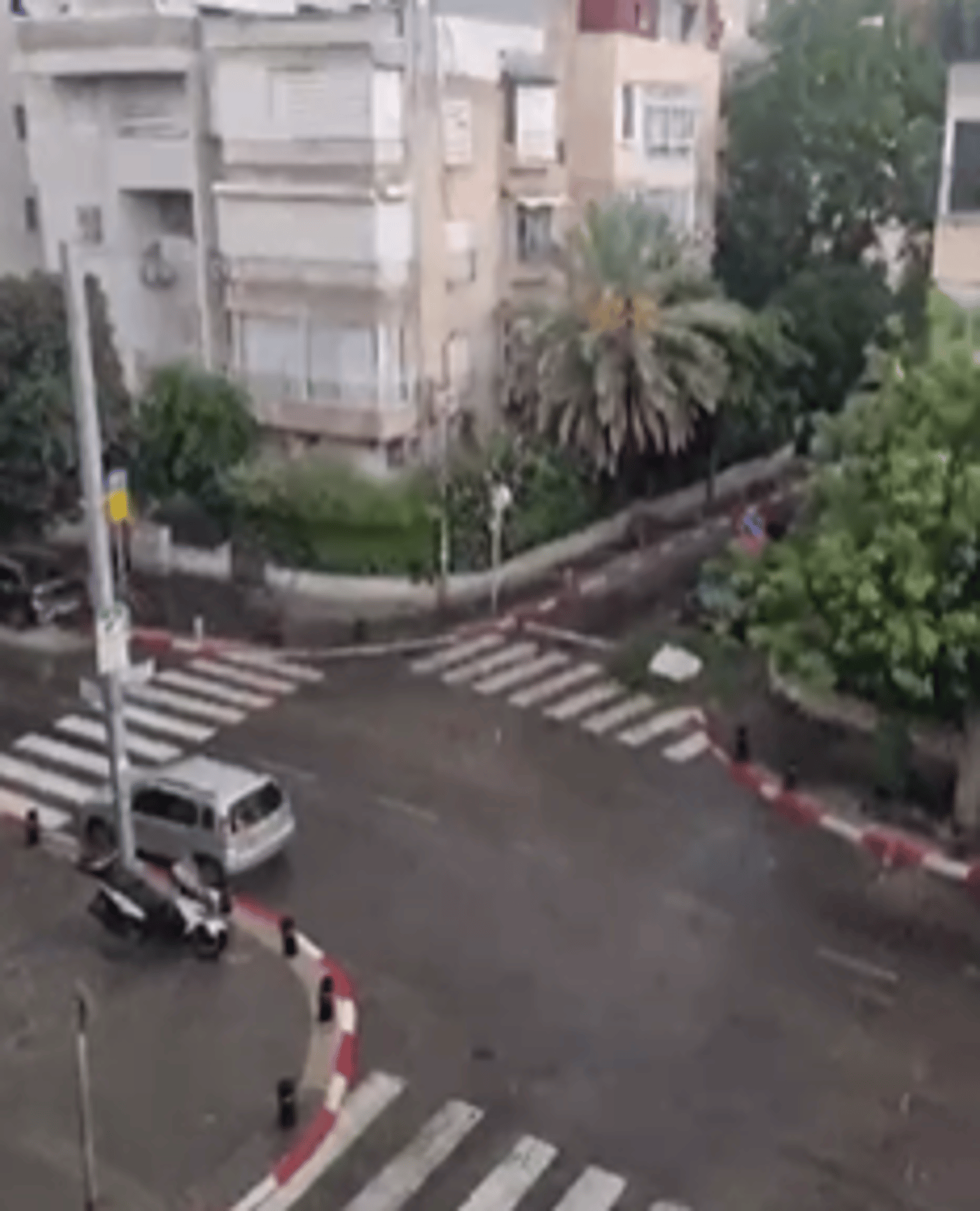 מזג האוויר השתגע: גשם שוטף החל לרדת בתל אביב. צפו