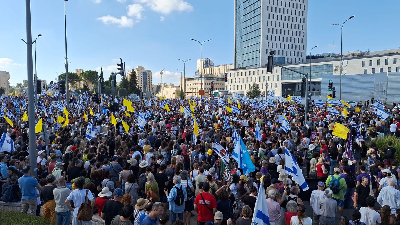 מאות מפגינים מחוץ לישיבת הקבינט. צפו