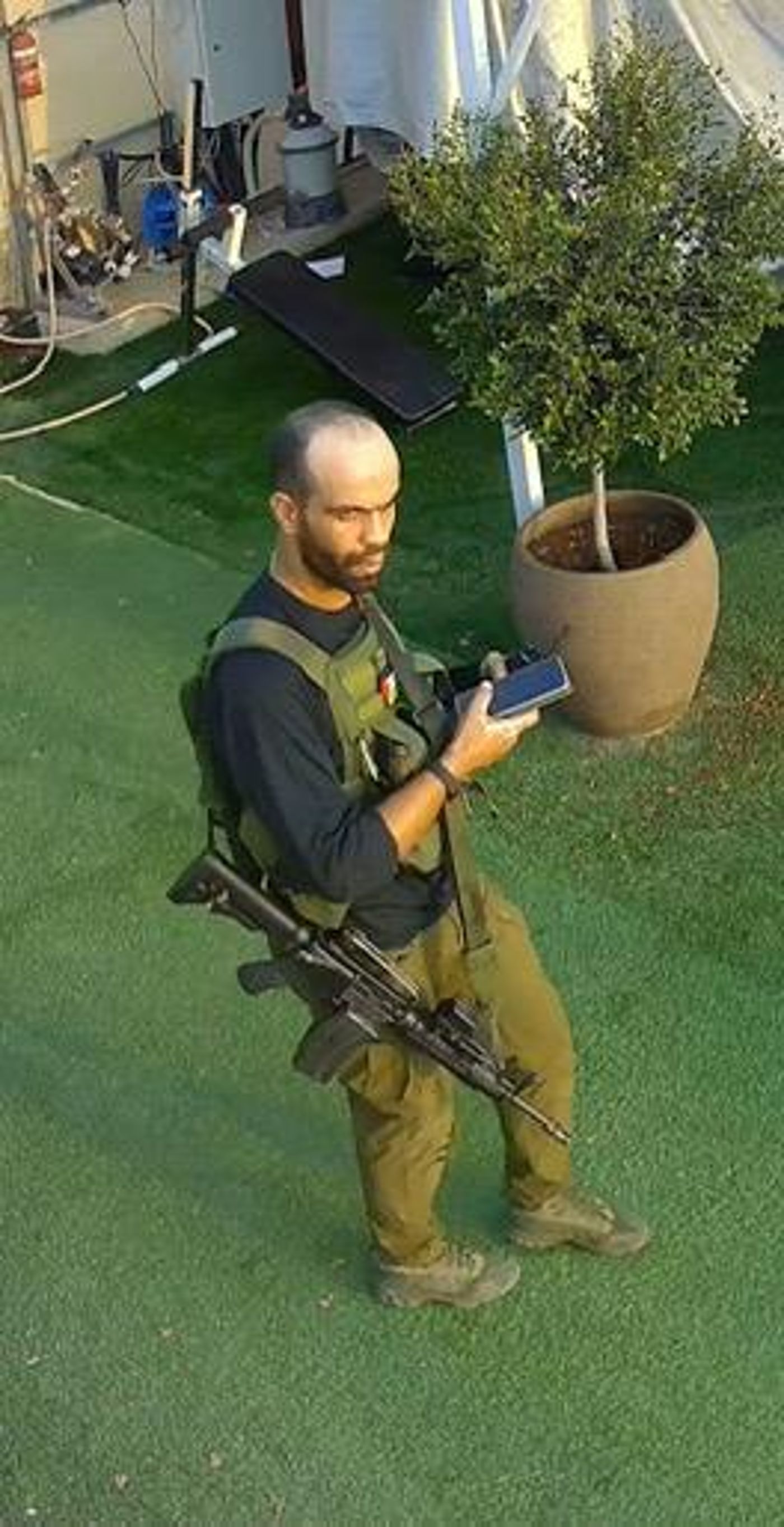 תיעוד של ואדיה בחצר הבית של גיל תעסה (דובר צה"ל)