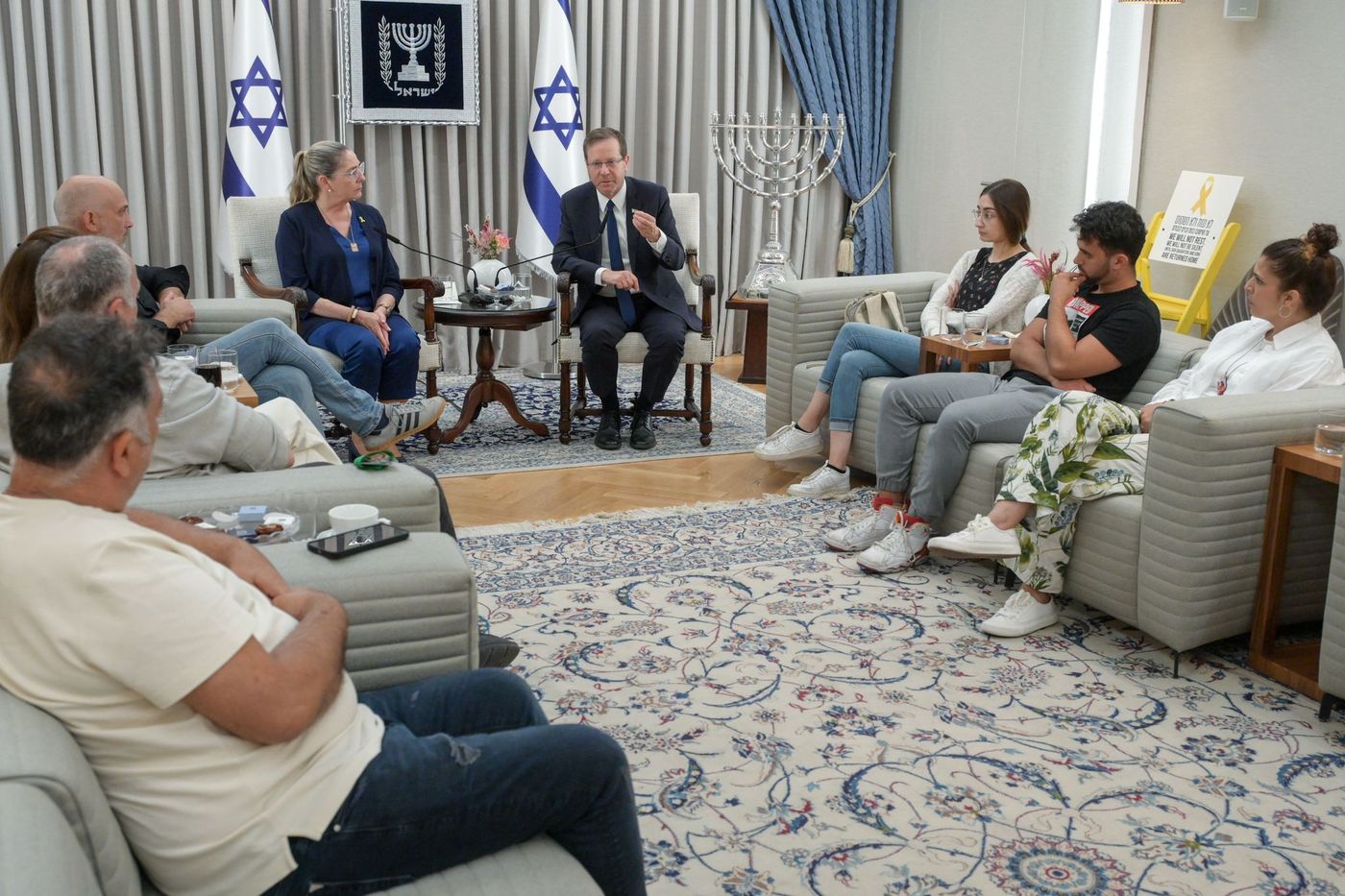 הרצוג נפגש עם הורי התצפיתניות: "זהו רגע מכריע"