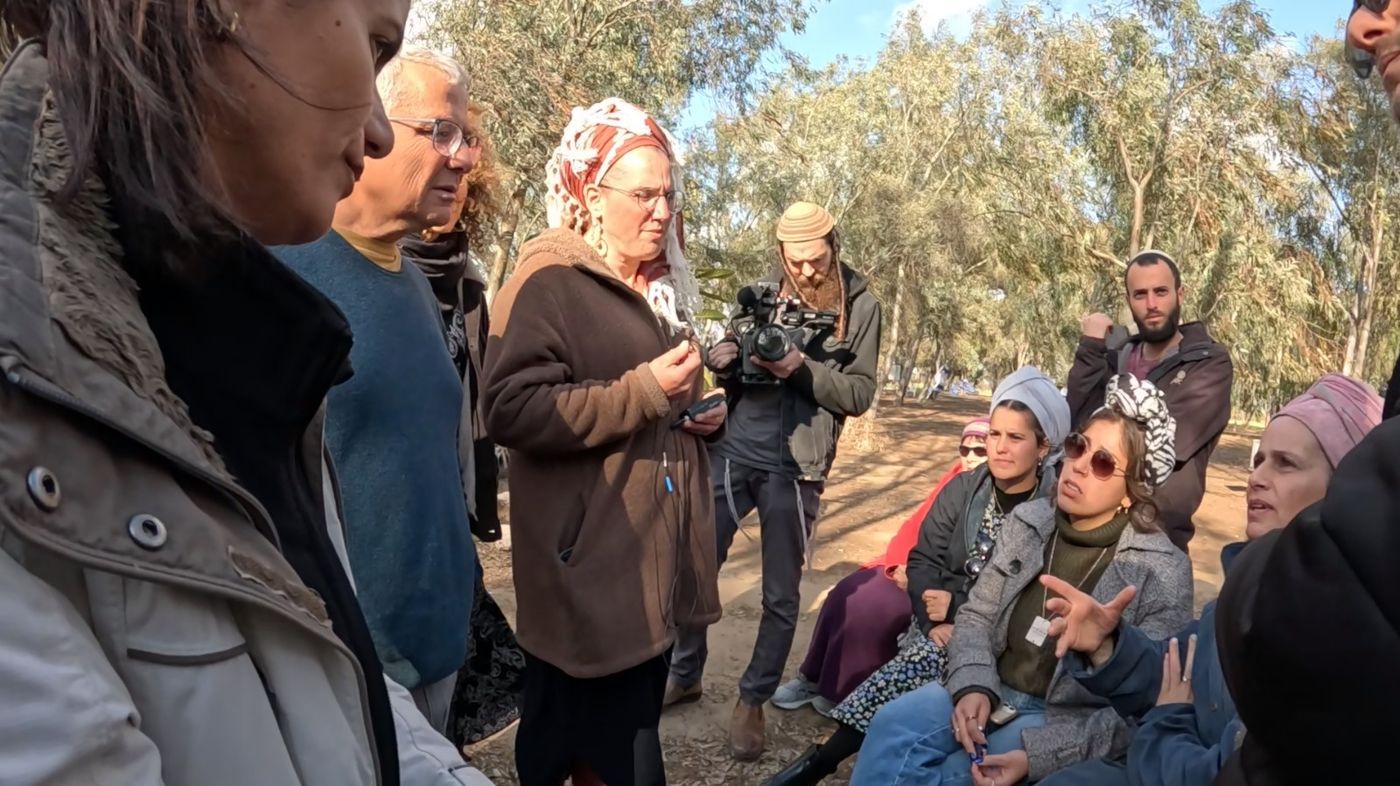 שפירא בעת צילום הסרט עלמשפחת ליבמן (ללא קרדיט)