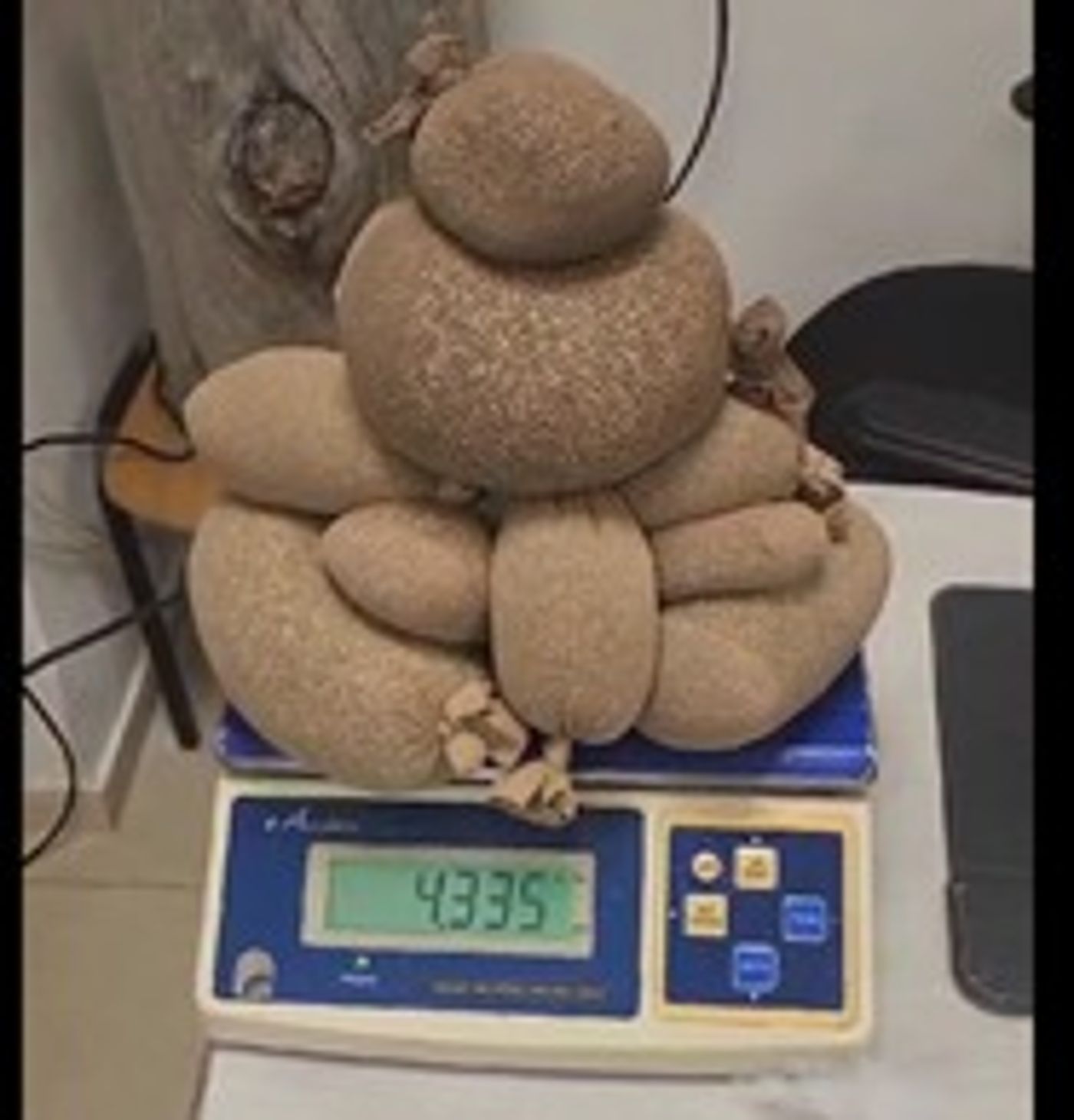 מעצר בנתב"ג: 4.3 קילו קנאביס הוחבאו בגרביונים