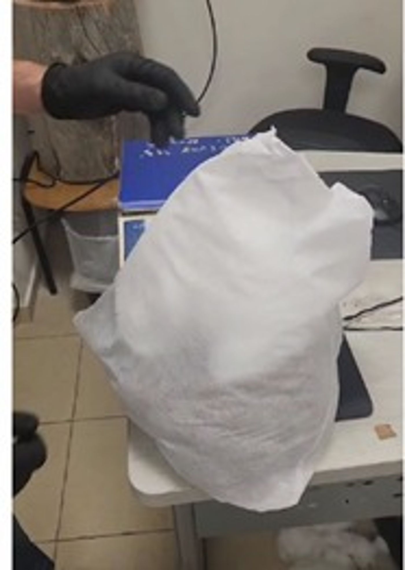מעצר בנתב"ג: 4.3 קילו קנאביס הוחבאו בגרביונים