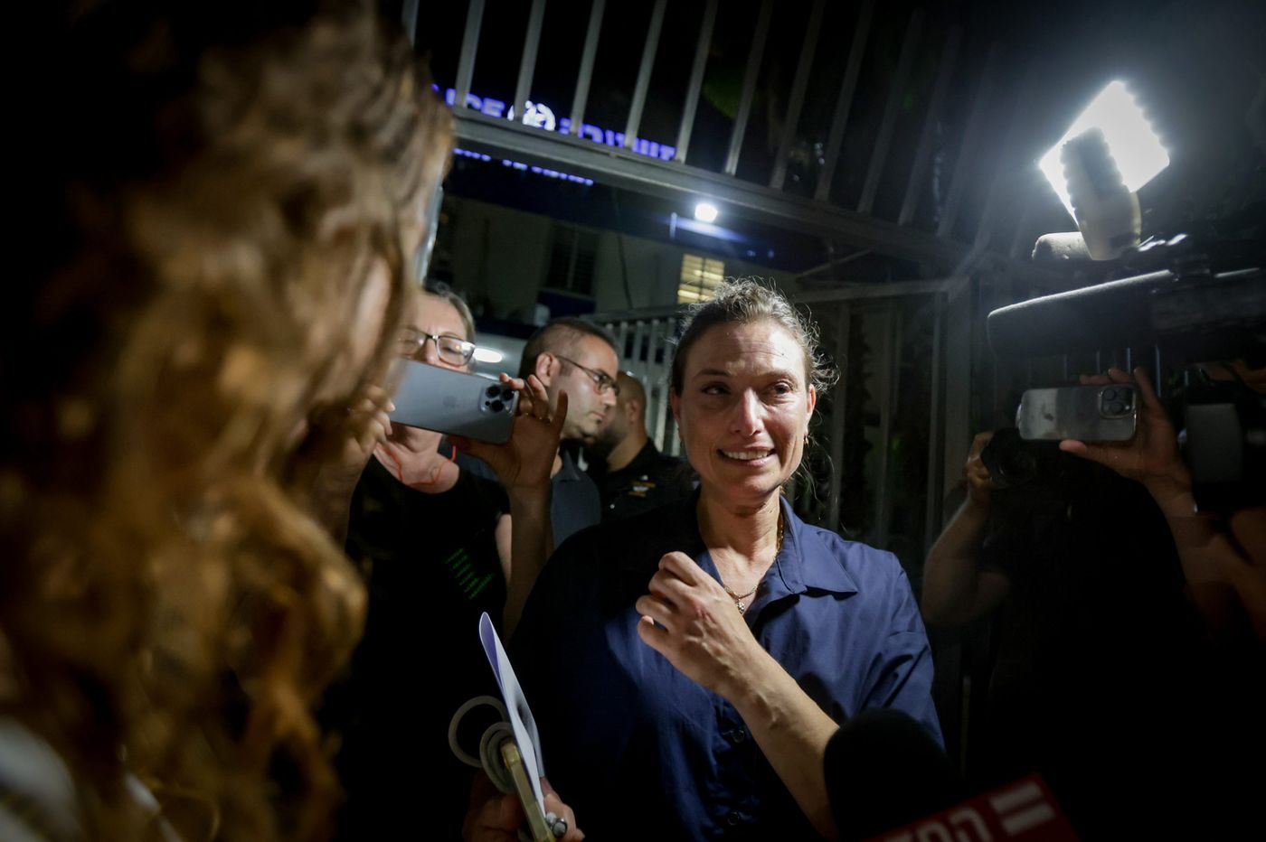 המשטרה עצרה מפגינות שמאל שפיזרו עלונים בבית כנסת