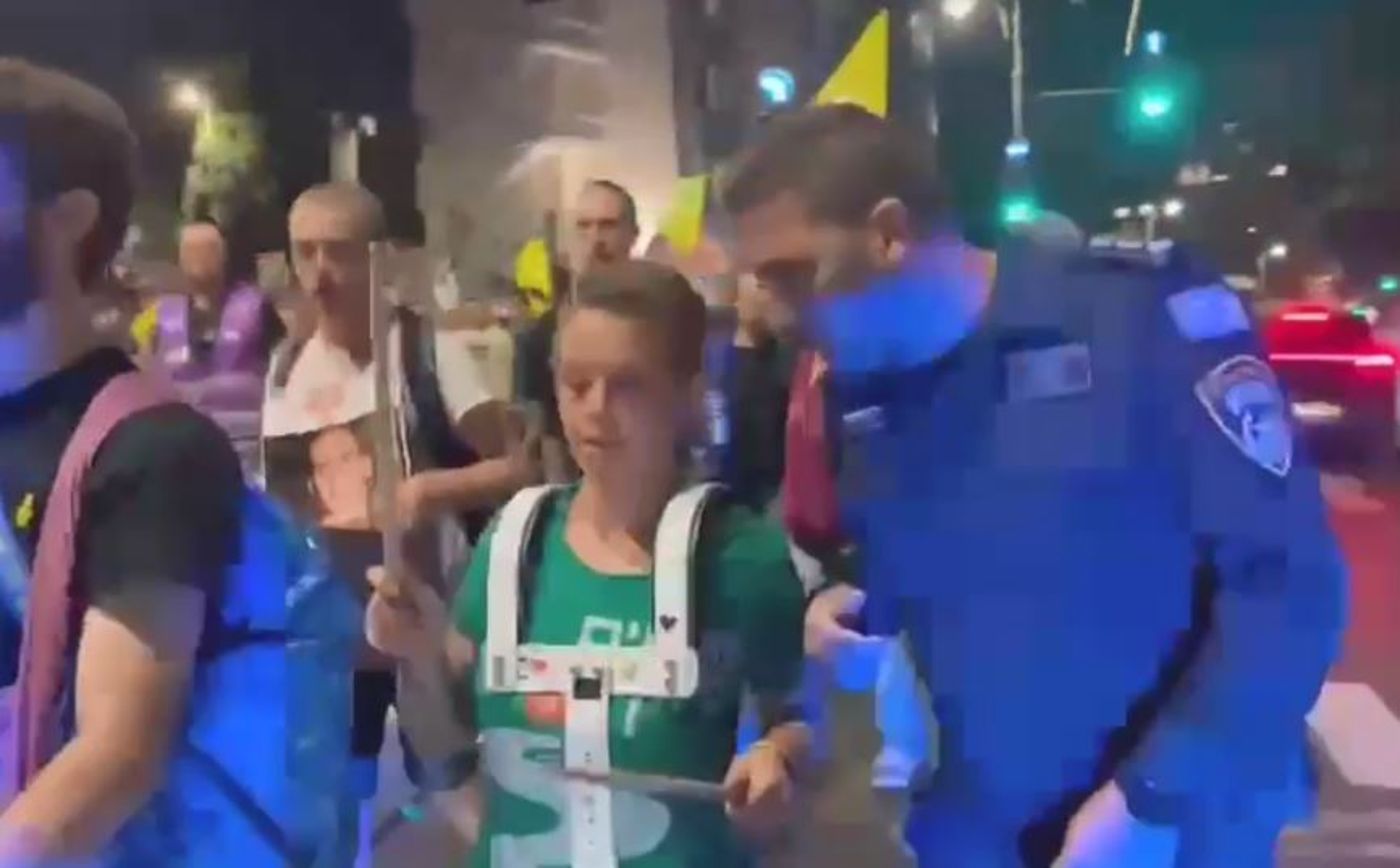 מפגינת שמאל צפצפה על איסור בית המשפט ונעצרה. צפו