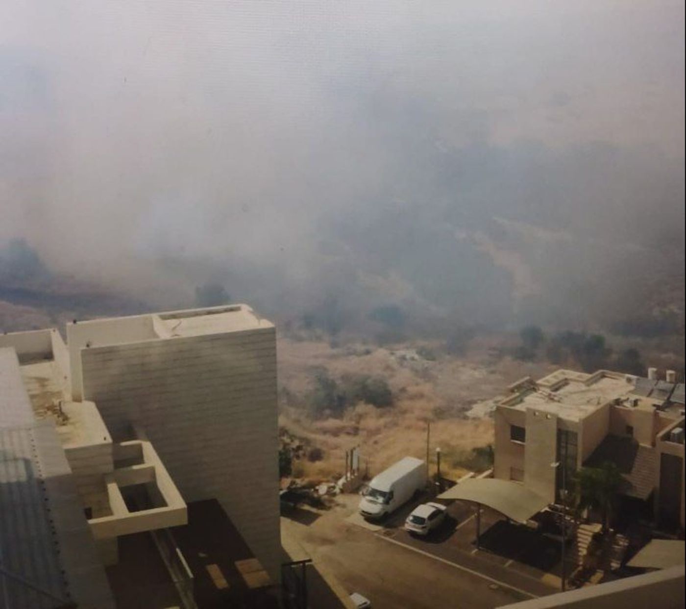 "מתפשטת במהירות לאור הרוחות העזות": שריפה מסכנת בתים בטבריה