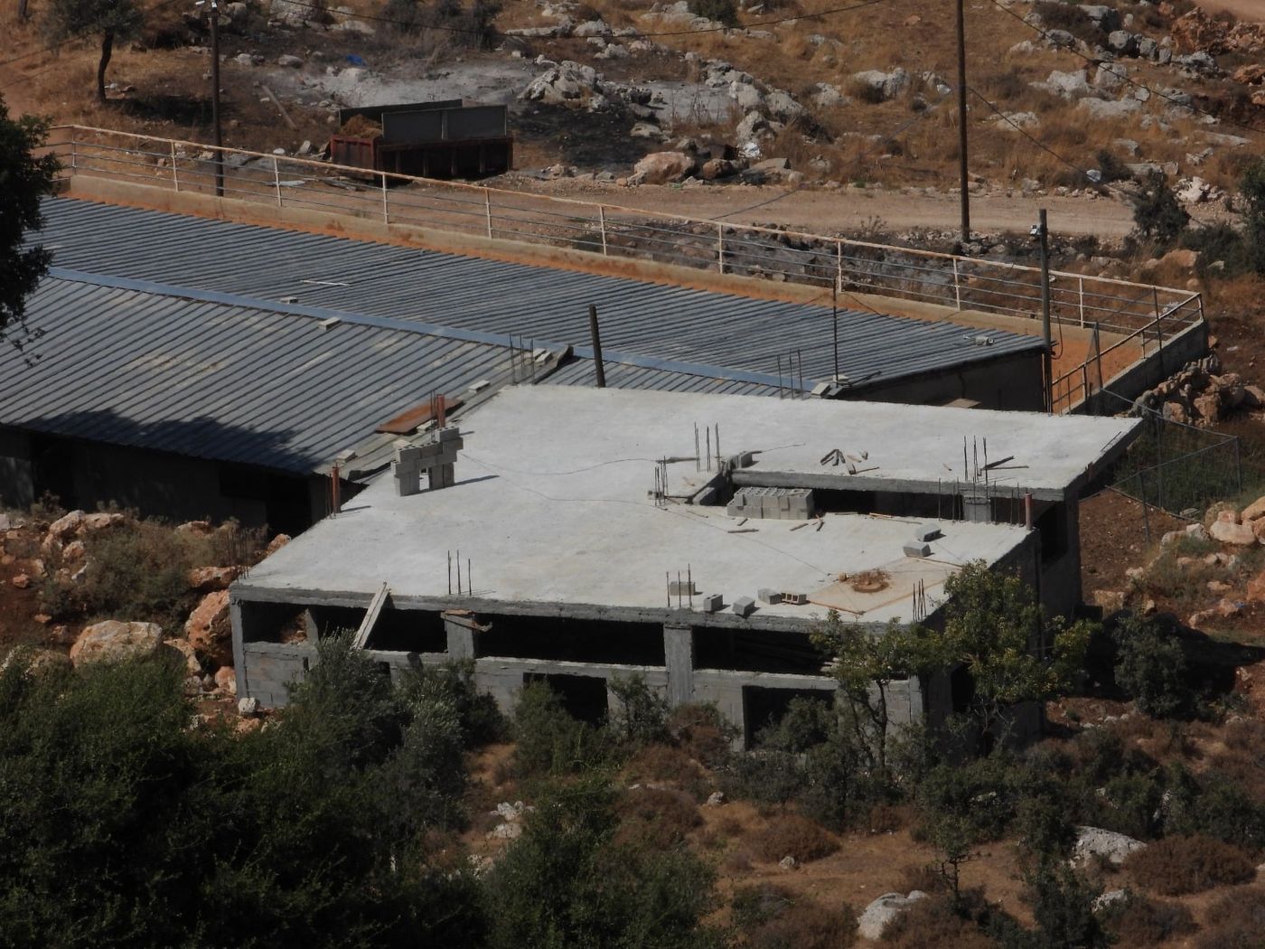 "פלישה חדשה": מבנה פלסטיני נבנה ליד בסיס אסטרטגי צבאי