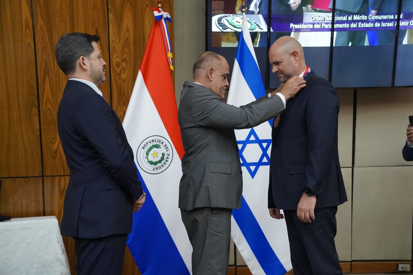בפרלמנט הפרגוואי: אוחנה הציג את תמונת החטוף וזכה לתשואות