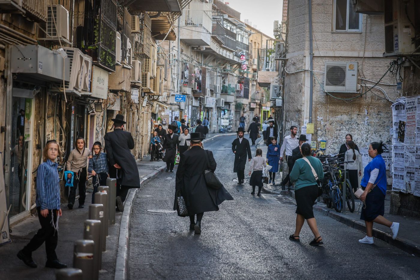 מאה שערים: שוטרים עצרו שב"חים והתקפו על ידי תושבי השכונה