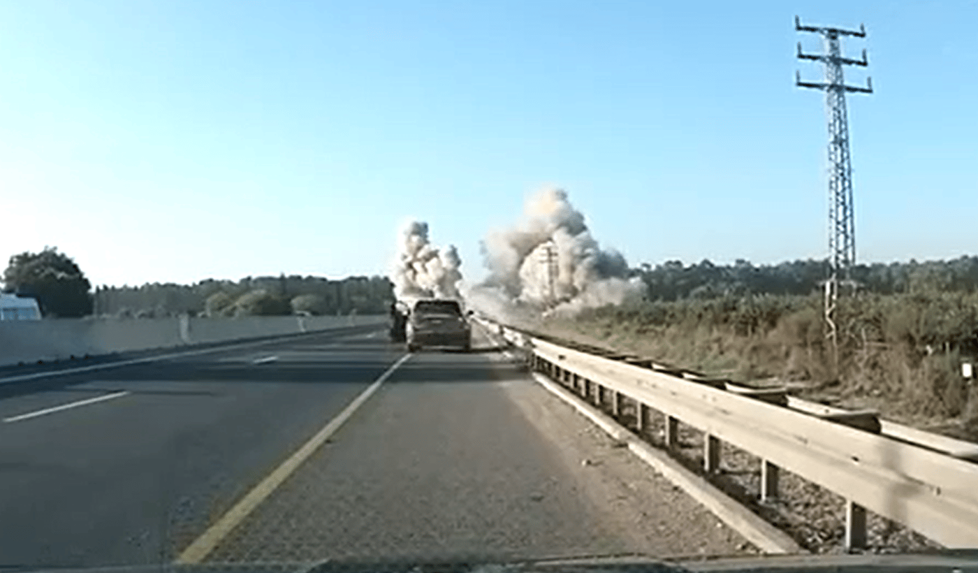תיעוד דרמטי בצפון: הרכב נוסע, חונה ובום!