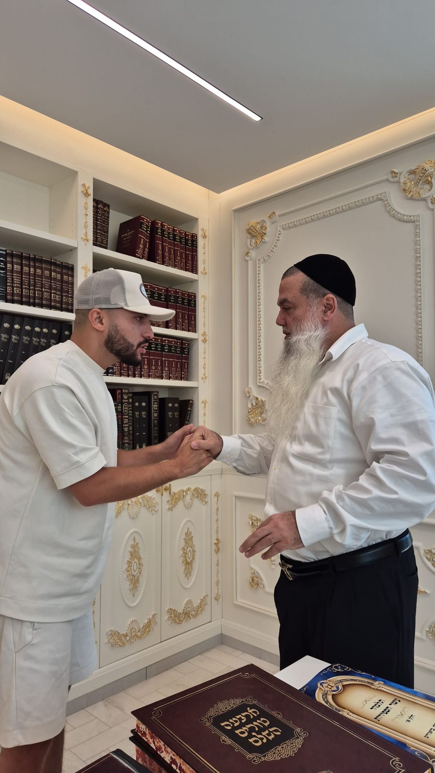 אחרי הסערה: זוכה ה"אח הגדול" מתברך אצל הרב