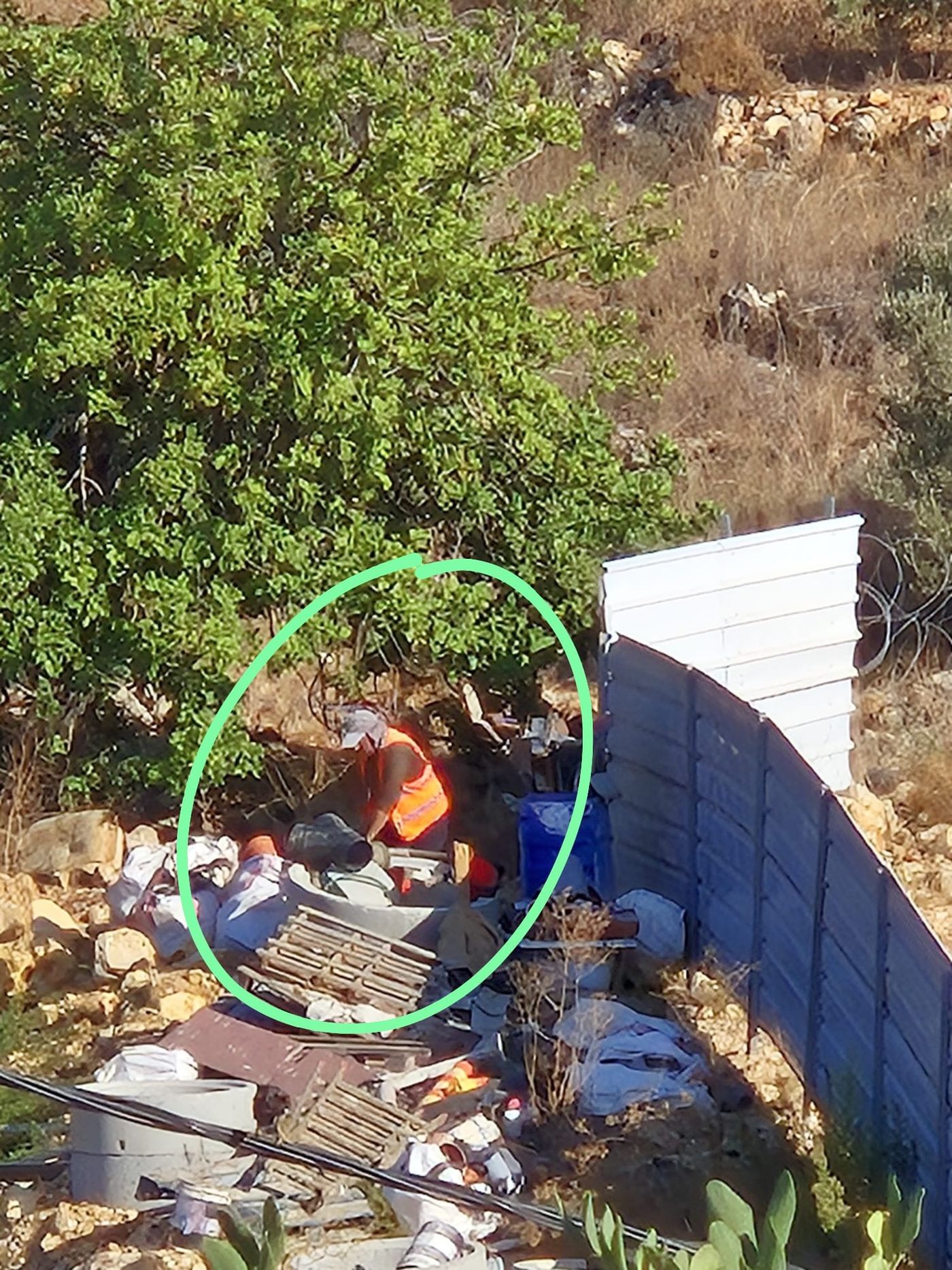האתר באל מתן נסגר רק ליממה. בתמונה: פועל פלסטיני שוהה מחוץ לאתר הבנייה בקרני שומרון