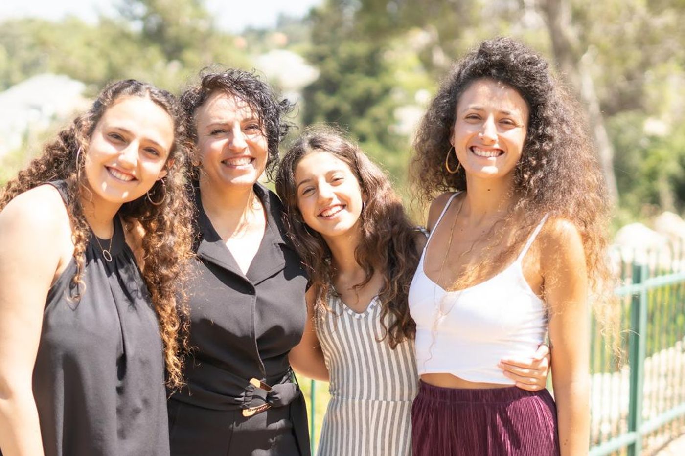 מירב, רומי והאחיות