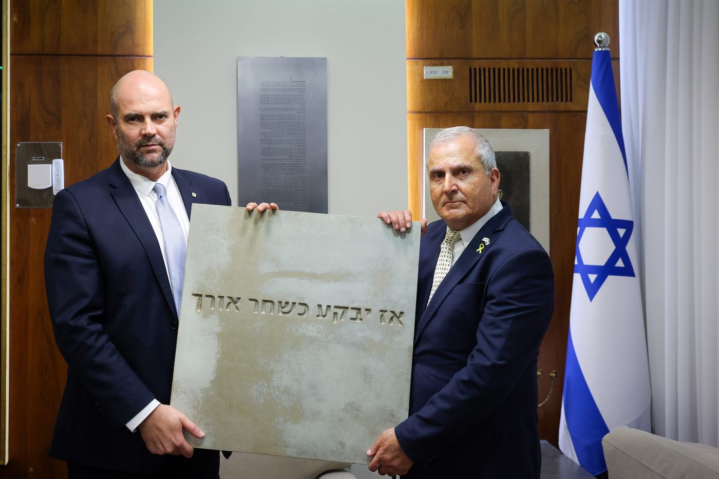 צילום יו"ר הכנסת ויו״ר ארגון נפגעי פעולות האיבה עם אבן הפינה (דוברות הכנסת, נועם מושקוביץ)