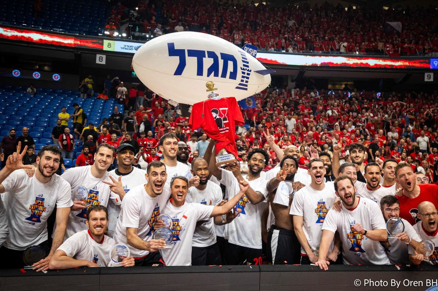 הרש גולדברג פולין עוטף את גביע המדינה (אורן בן חקון)