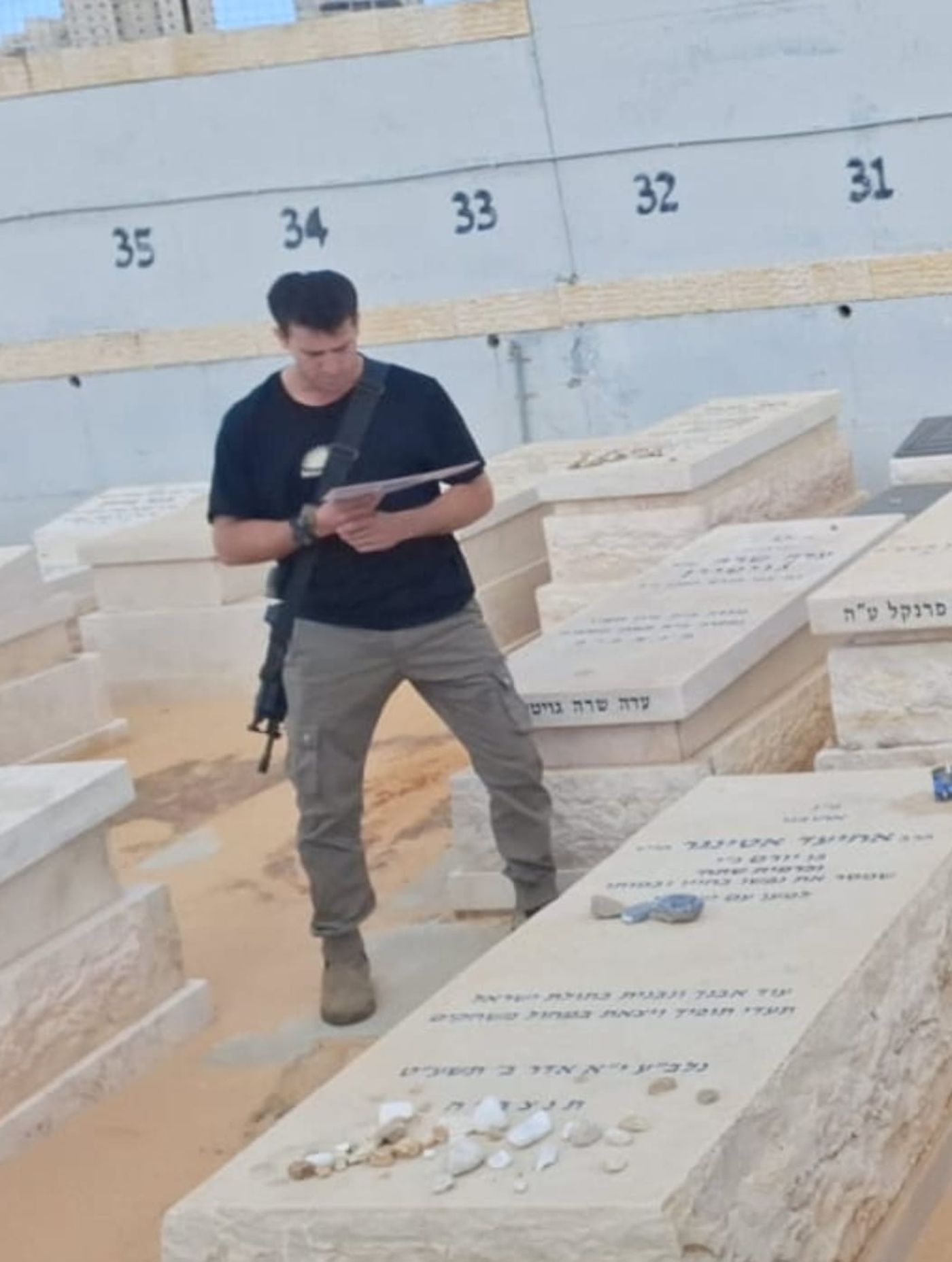 (הראל אטינגר הי"ד על קבר אביו, הרב אחיעד,