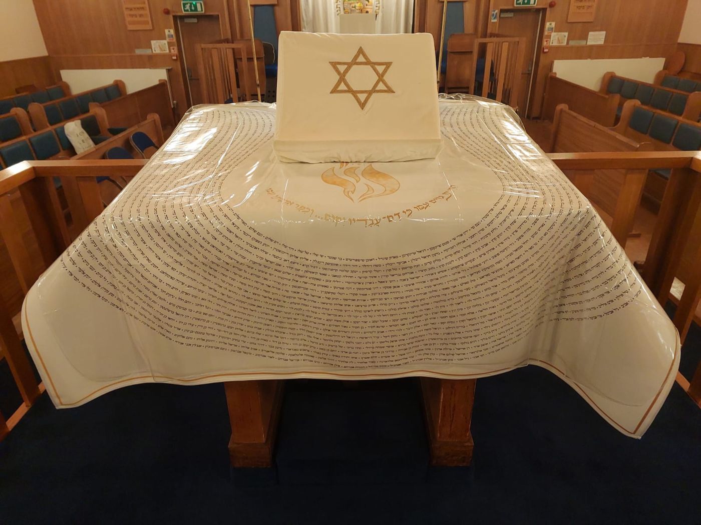 הפרוכת עליה רקומים שמות נרצחי השבעה באוקטובר