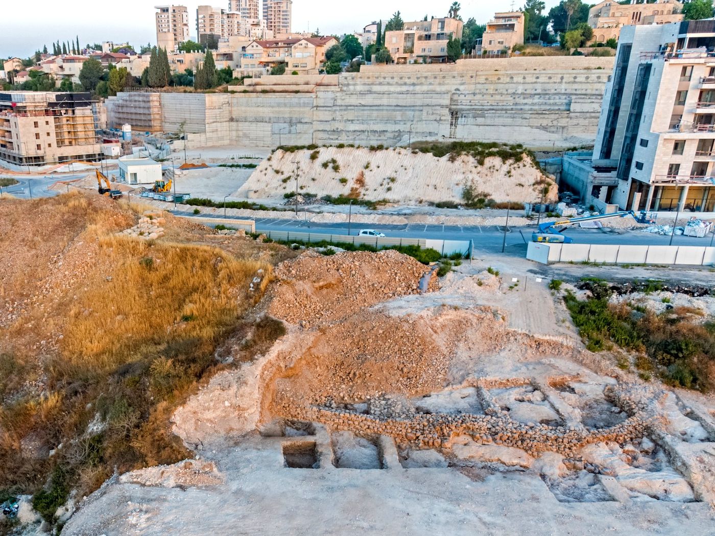 אזור החפירה בשכונת מורדות ארנונה. (אסף פרץ רשות העתיקות)