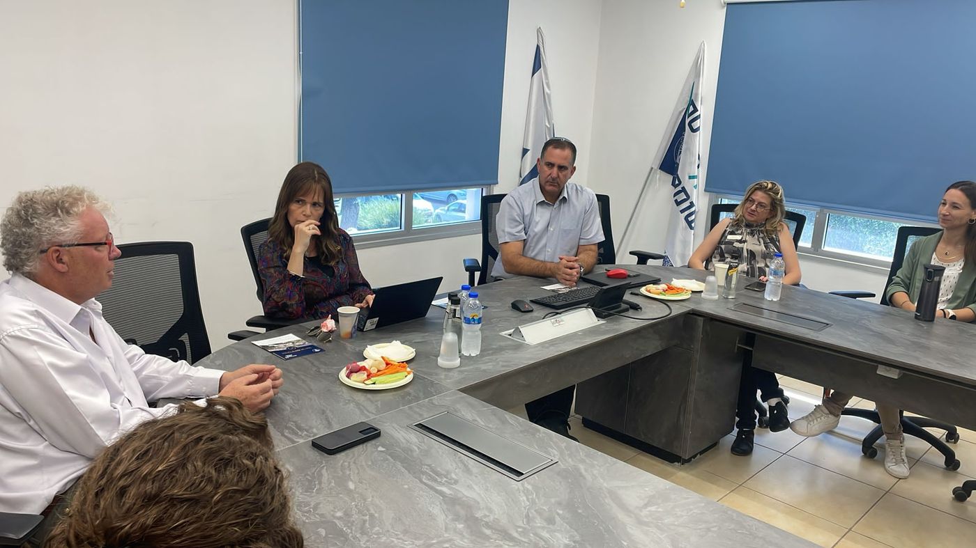 (ללא קרדיט)