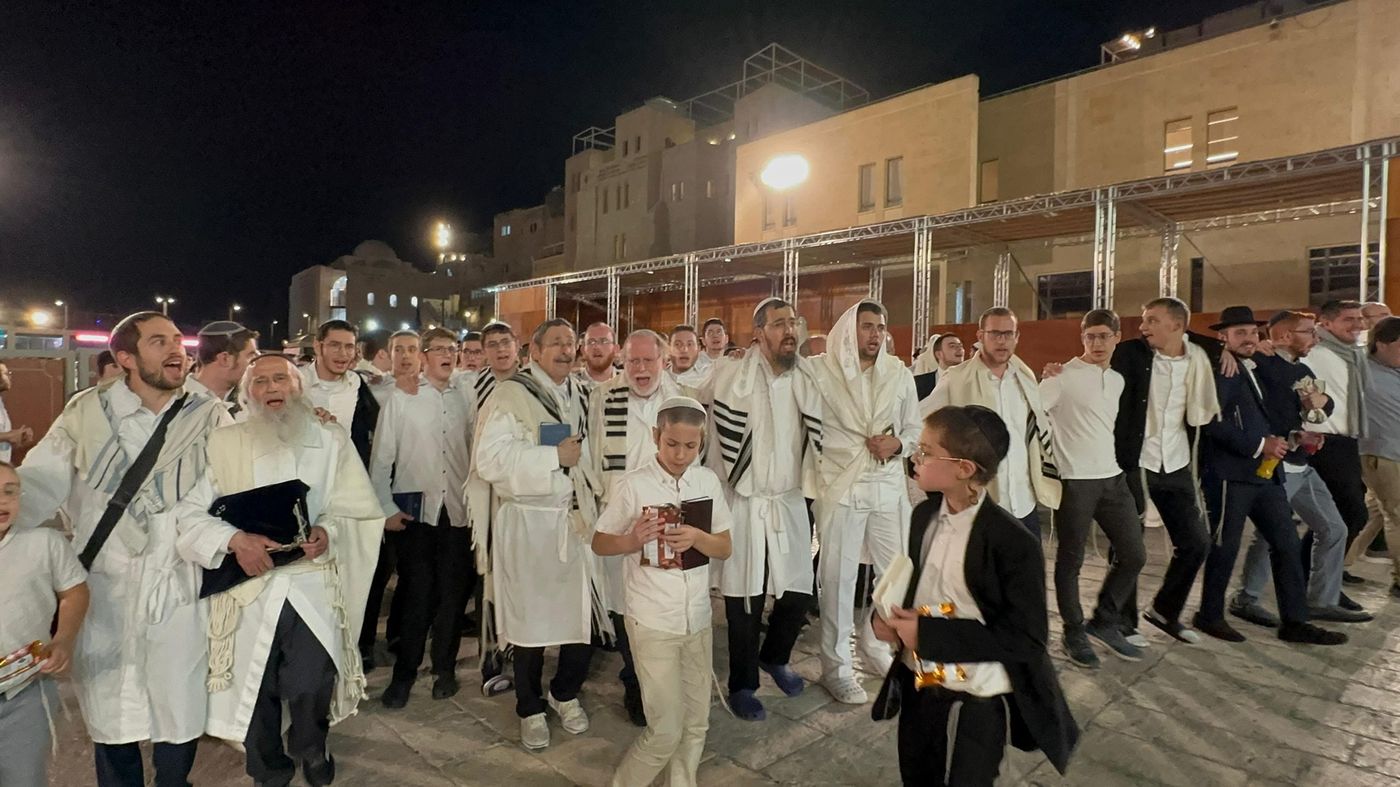 צפו: תלמידי ישיבת הכותל יורדים בשירה אל הכותל