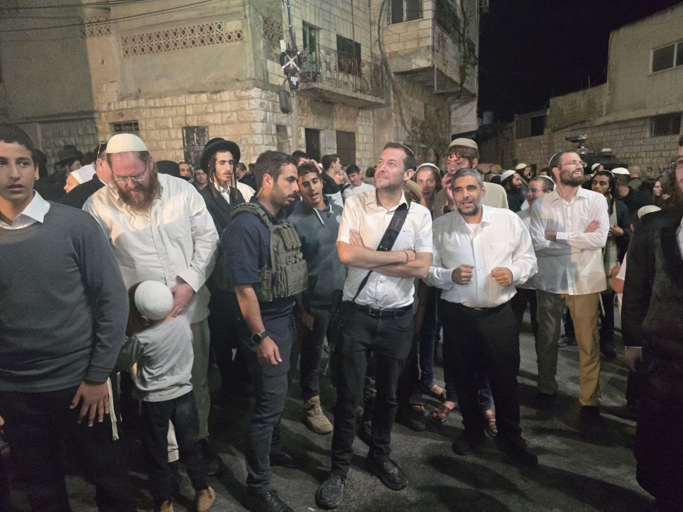ריקוד של המג"ד וראש המועצה: אלפים בקבר יהשע בן נון