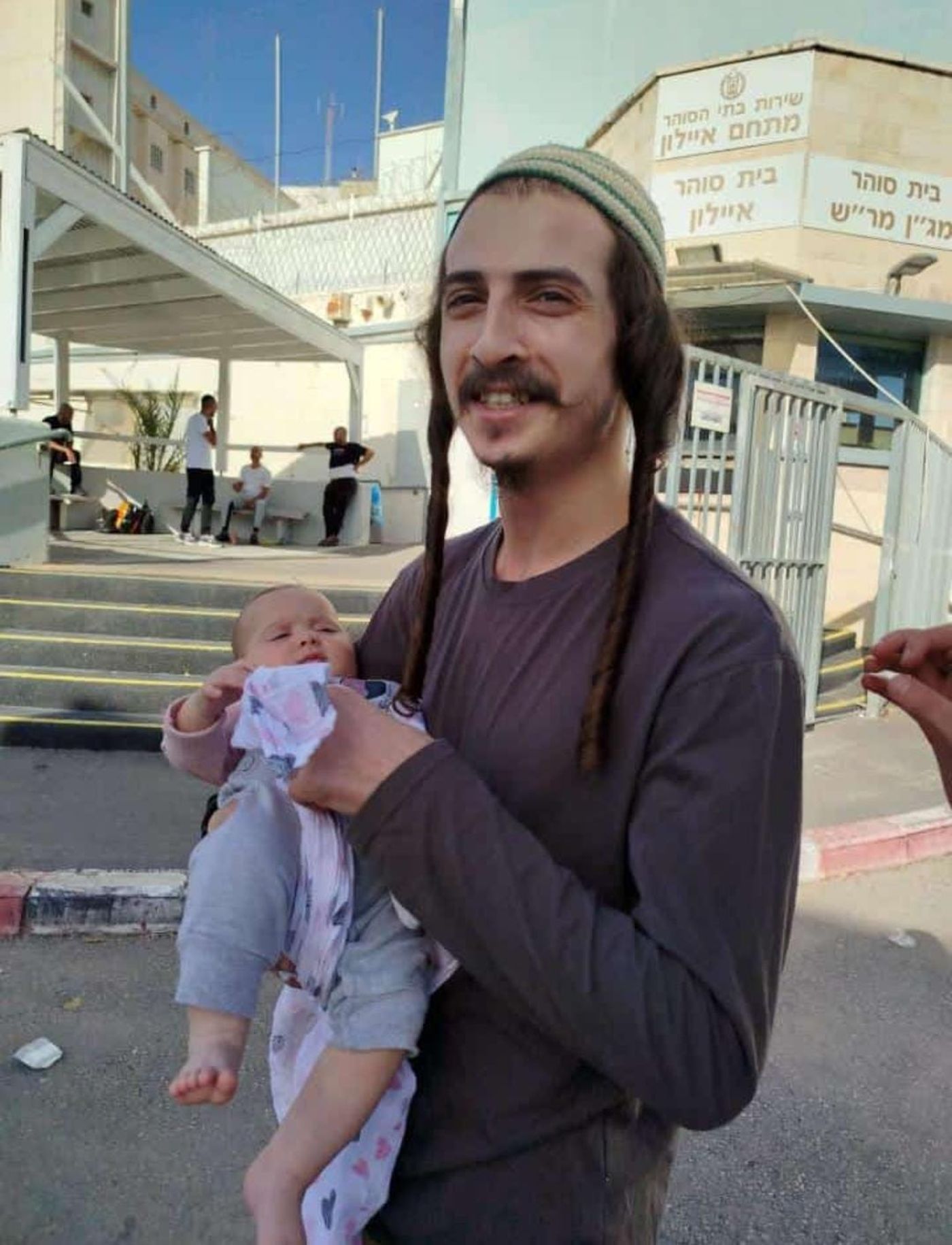 פגש את בתו שנולדה בזמן שהותו בכלא (ללא קרדיט)