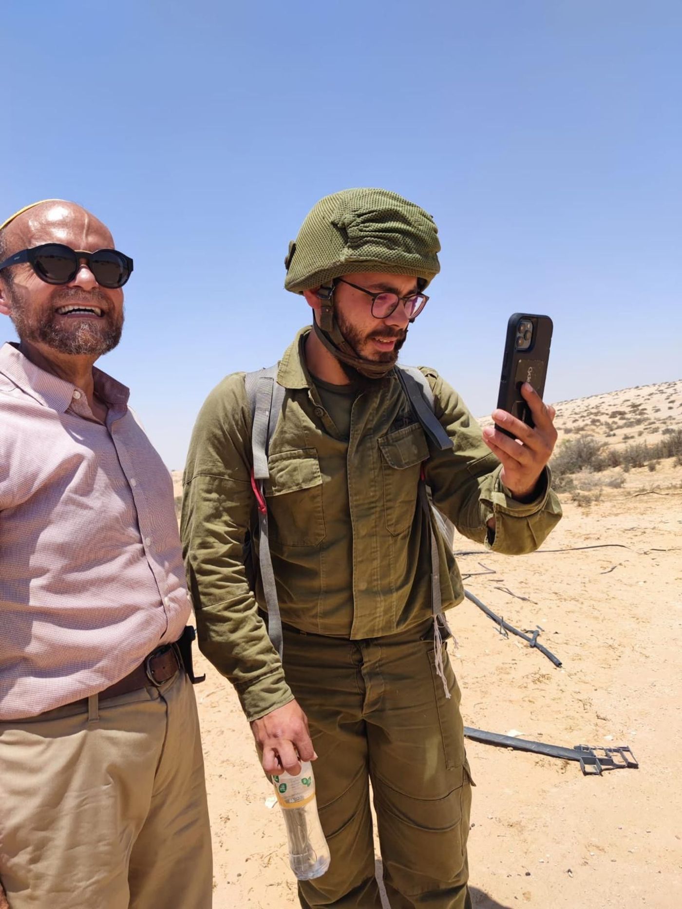 בנימין לב הי"ד משוחח עם הוריו מיד לאחר הצניחה (אהרון גרנות)